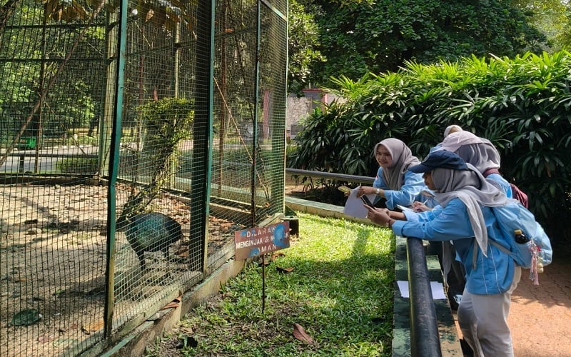 Mahasiswa Pendidikan Biologi FKIP Universitas Pakuan Gelar Kuliah Lapang Keanekaragaman dan Klasifikasi Vertebrata di TMR Ragunan